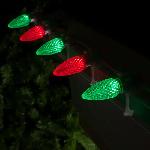 Red and green bulbs alternating on a roofline